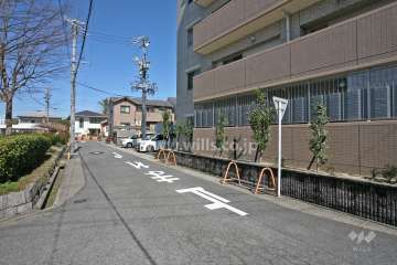 敷地西側の前面道路
