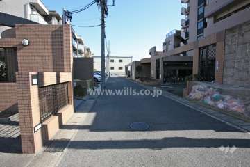 敷地南側の前面道路（西側から）
