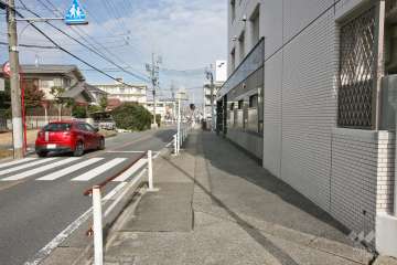 敷地西側の前面道路(南側から)