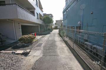 敷地西側の前面道路