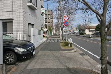 敷地東側の前面道路(南側から)