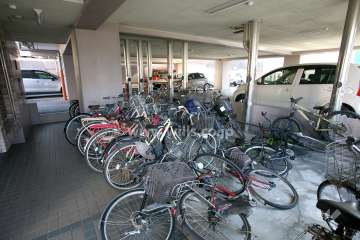 屋内に設けられた駐輪場