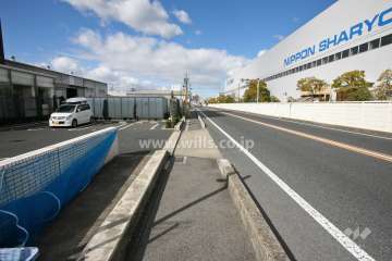 敷地北東側の前面道路(南東側から)