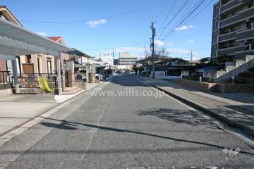 敷地北側の前面道路（西側から）