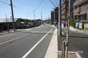 敷地北側の前面道路（東側から）