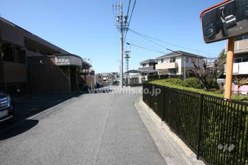 敷地北東側の前面道路（南東側から）