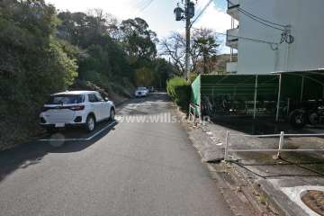 敷地南東側の前面道路(北東側から)