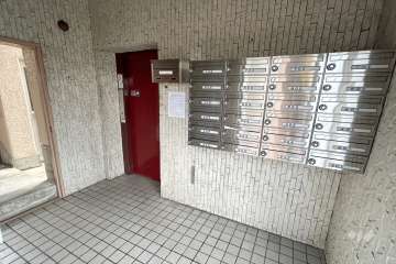 共用ポストとエレベーター