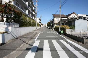 敷地東側の前面道路（南側から）