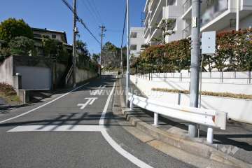 敷地南側の前面道路（東側から）