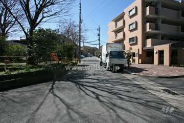 敷地東側の前面道路（北側から）