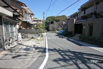 敷地北西側の前面道路（南西側から）