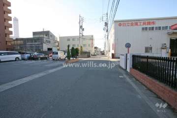 敷地北側の前面道路（東側から）