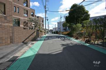 敷地南西側の前面道路(北西側から)