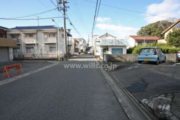 敷地北東側の前面道路（南東側から）
