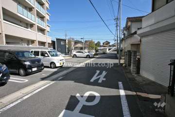 敷地南側の前面道路(西側から)
