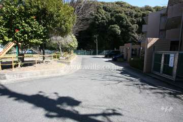 敷地北西側の前面道路（南東側から）