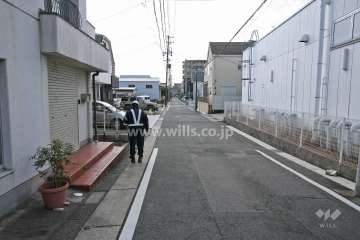 敷地西側の前面道路