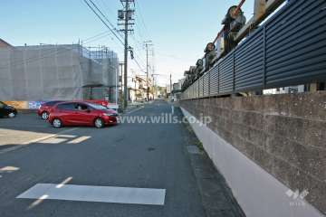 敷地北側の前面道路(西側から)