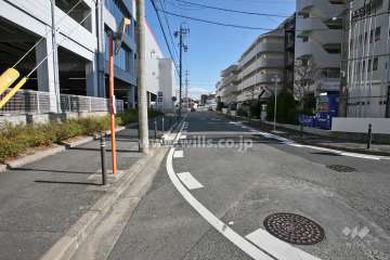 敷地南東側の道路(西側から)