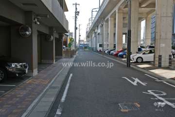 敷地南側の前面道路(西側から)