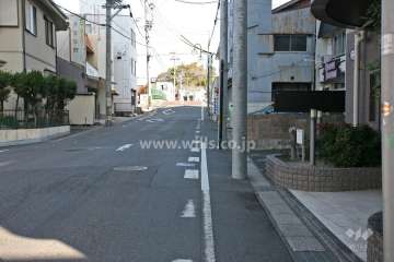 敷地西側の前面道路(南側から)