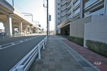 敷地北側は名鉄名古屋本線に面しています。