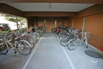 屋内に設けられた駐輪場