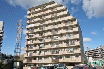 宝マンション左京山の外観(南側から)
