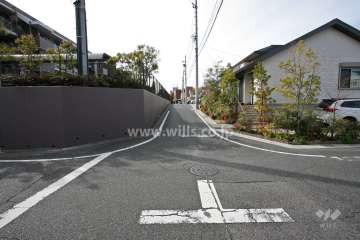 敷地北側の前面道路（東側から）