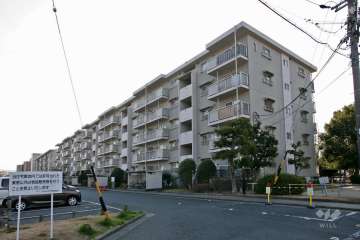 タウン伝治山1号棟の外観（北西側から）