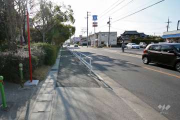 敷地南西側の前面道路（北西側から）