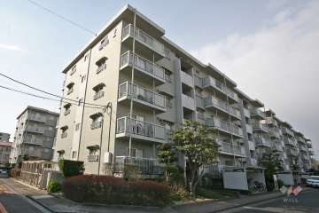 タウン伝治山2号棟の外観（北東側から）