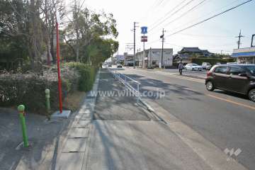 敷地南西側の前面道路（北西側から）