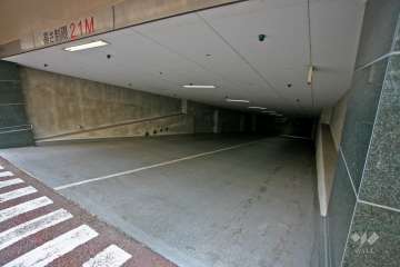 地下駐車場への入り口