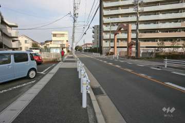 敷地西側の前面道路(南側から)