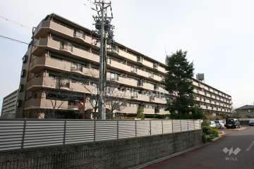 ラビデンス伝治山の外観（南東側から）