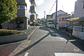 敷地西側の前面道路(北側から)