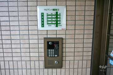 エントランスはオートロック付きです。