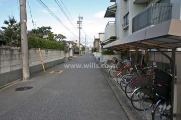 敷地北西側の前面道路（南西側から）