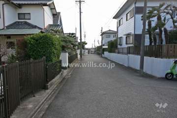 敷地西側の前面道路（北側から）
