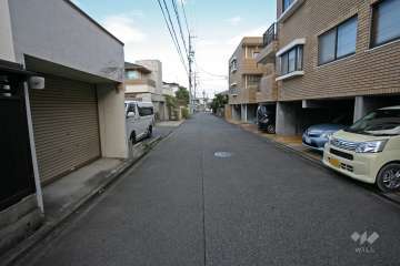 敷地北西側の前面道路（南西側から）