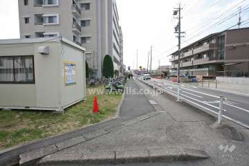 敷地西側の前面道路