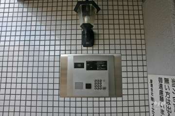 エントランスはオートロック付きです。