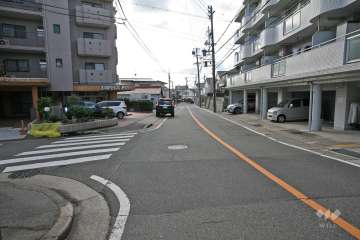 敷地南東側の前面道路(北東側から)