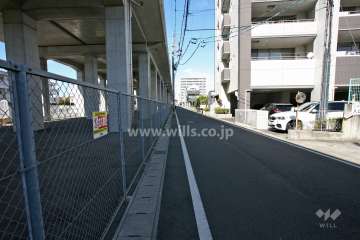 敷地西側の前面道路（南側から）