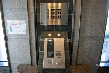 エントランスはオートロック付きです。