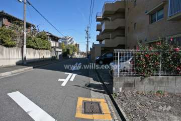 敷地北側の前面道路(西側から)