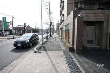 敷地東側の前面道路（北側から）