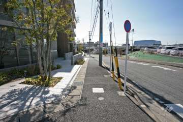 敷地西側の前面道路（北側から）